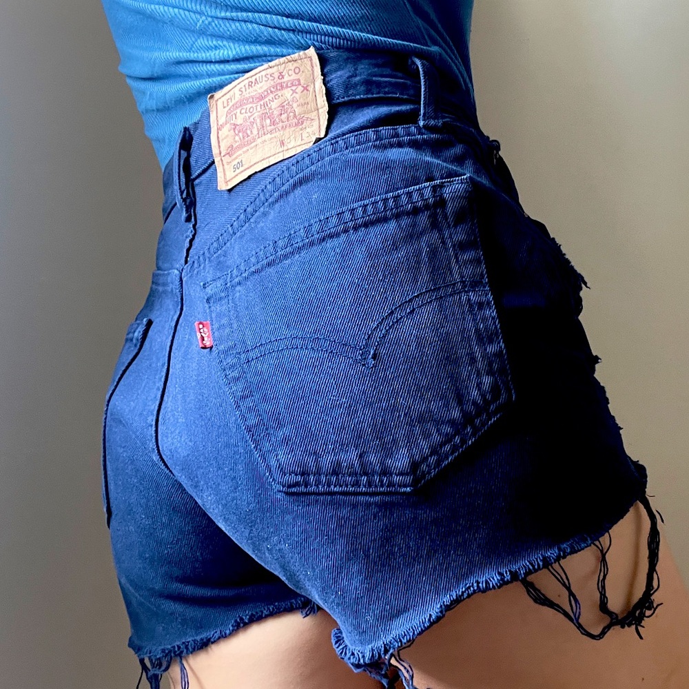AMAZING Levi’s 501 cut-off shorts / distressed / fits 26-29” waist